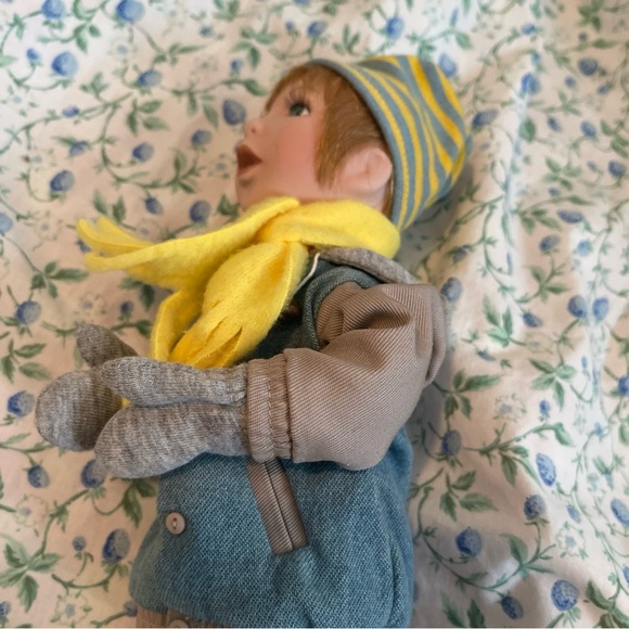 Boyd’s Home Town Bunch Caroler Brady - Picture 6 of 7